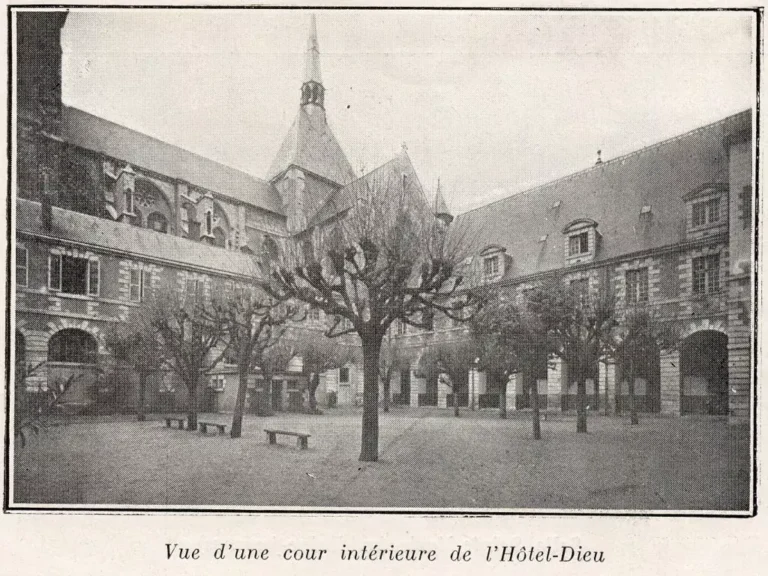 cour-interieure-hotel-Dieu-1024x768